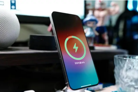 象山苹果15换屏服务分享用什么充电器给iPhone15充电更好 